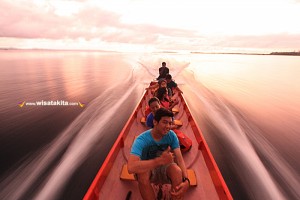 Long boat ora beach Maluku