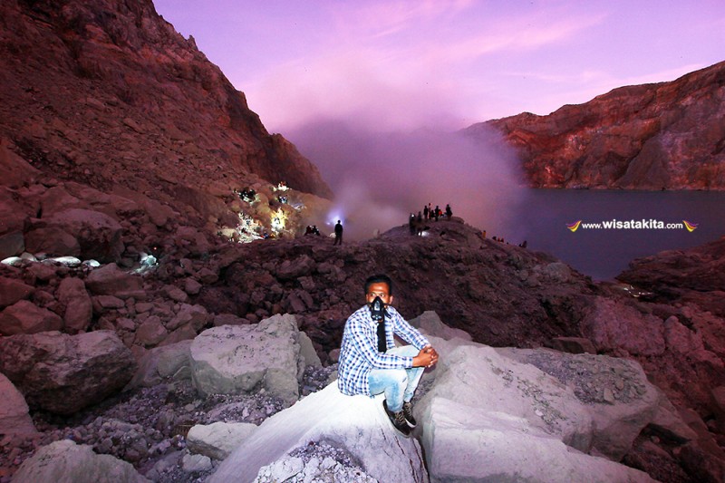 untuk memasuki kawasan belerang kawah ijen kita harus memakai masker pernapasan 