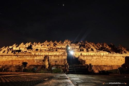 Borobudur di malam hari