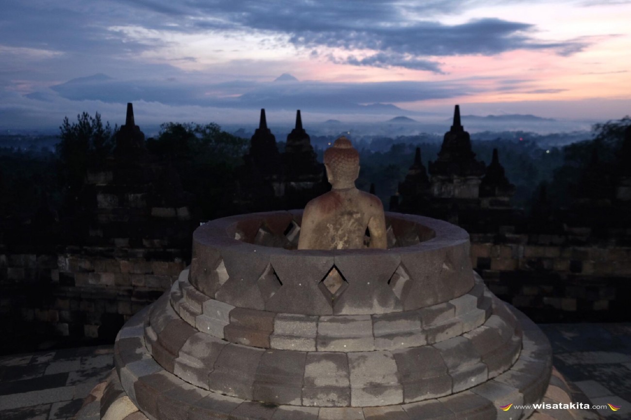 Sunrise Borobudur, Merapi dan Merbabu