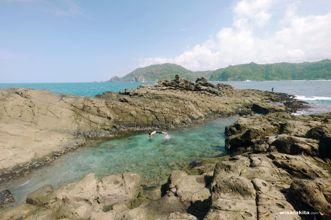 Kolam renang alami pantai Wedi Ombo Gunung Kidul