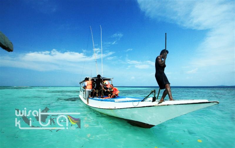 foto nelayan megeser perahu di pulau cemara kecil karimunjawa