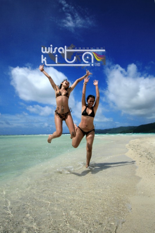 foto loncat di pulau gosong karimunjawa