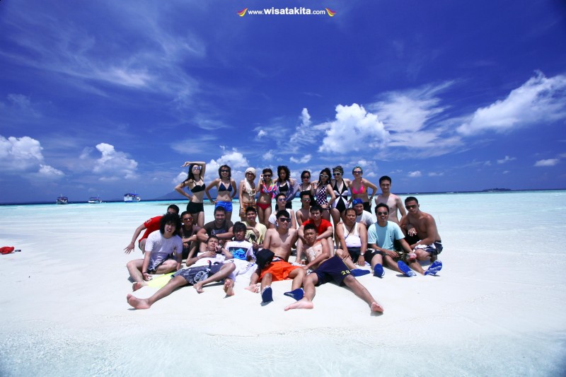 foto bersama di pasir pulau cemara besar karimunjawa