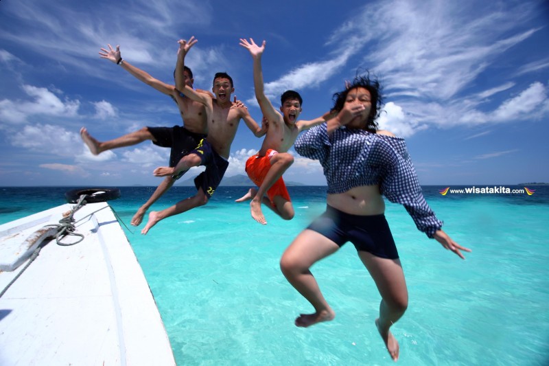 loncat bareng dari kapal ke laut di pulau cemara besar karimunjawa