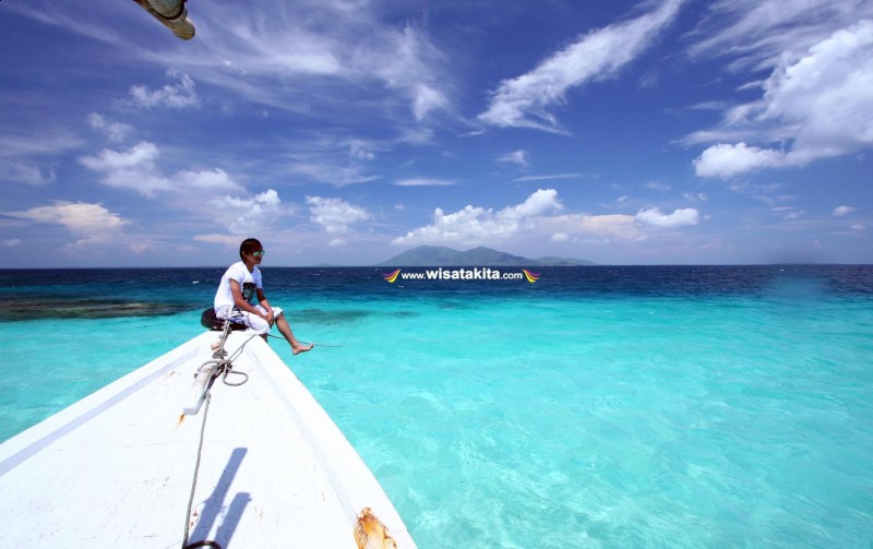 bergaya di atas perahu pulau cemara kecil karimunjawa