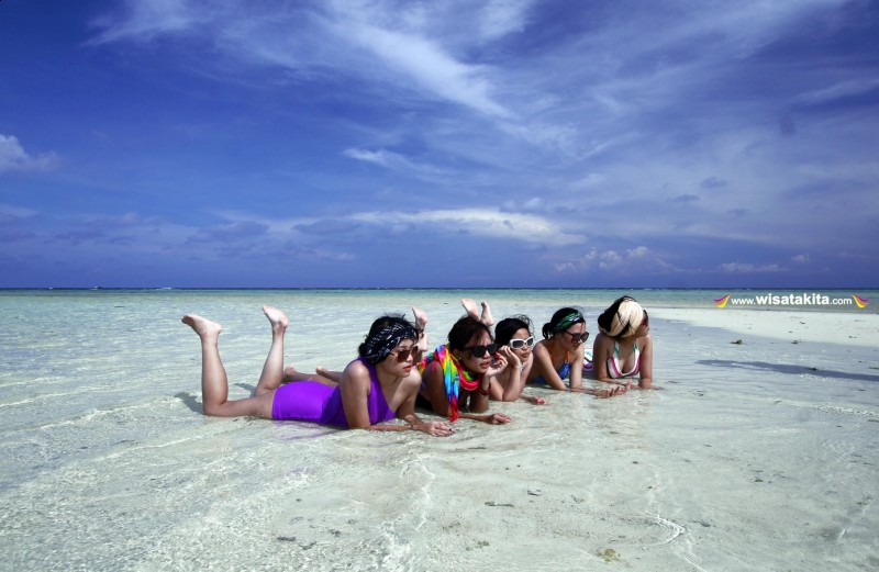 berjemur di pulau gosong karimunjawa