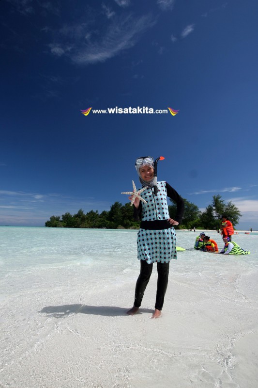 Hamparan pasir putih dan bintang laut Cemara Besar Karimunjawa