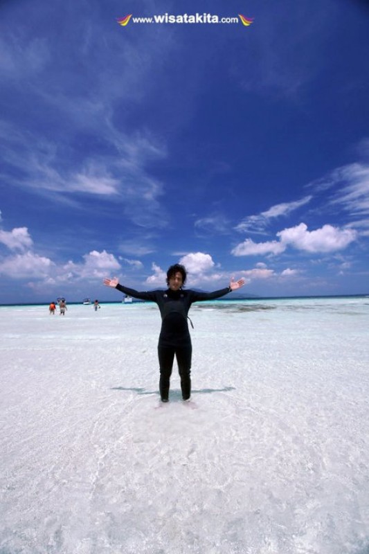 Hamparan pasir putih pulau Cemara Besar Karimunjawa