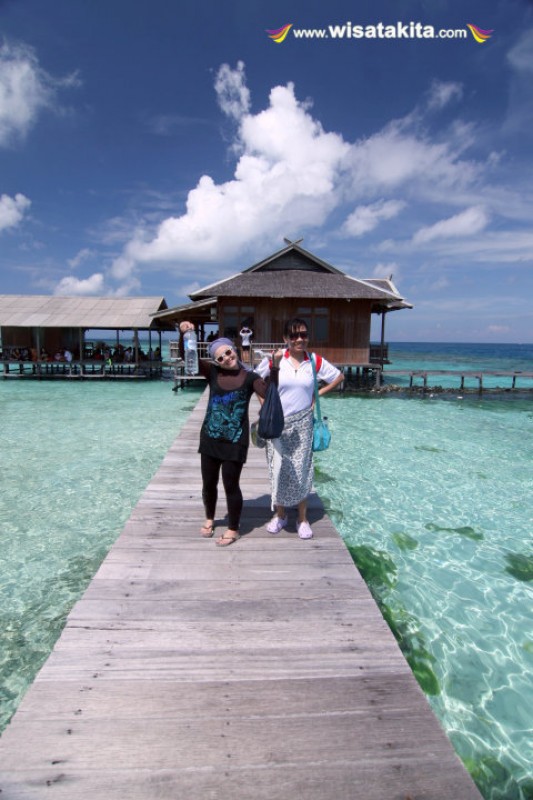 foto bareng di dermaga pulau tengah karimunjawa