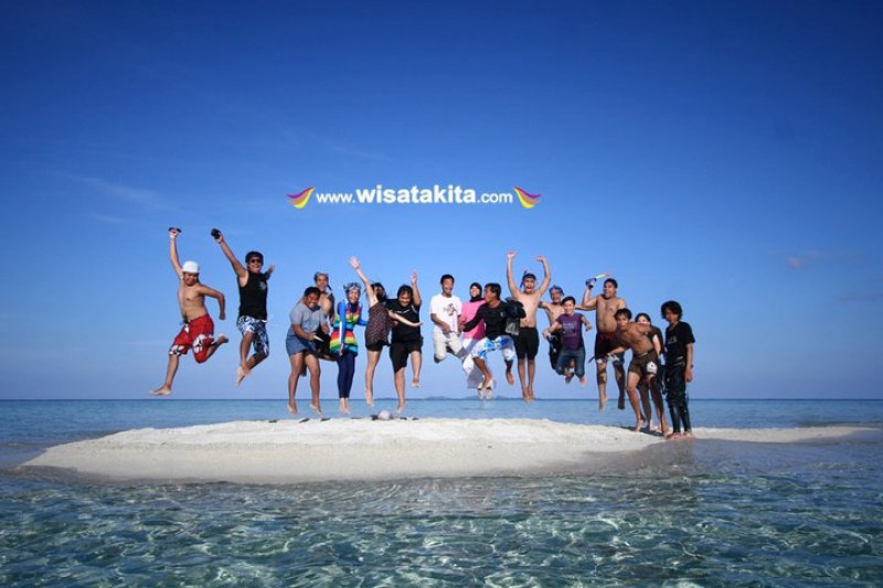 Pulau Gosong karimunjawa ukurannya sekitar 5 x 5 meter