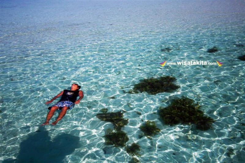 Santai di pinggir pulau gosong