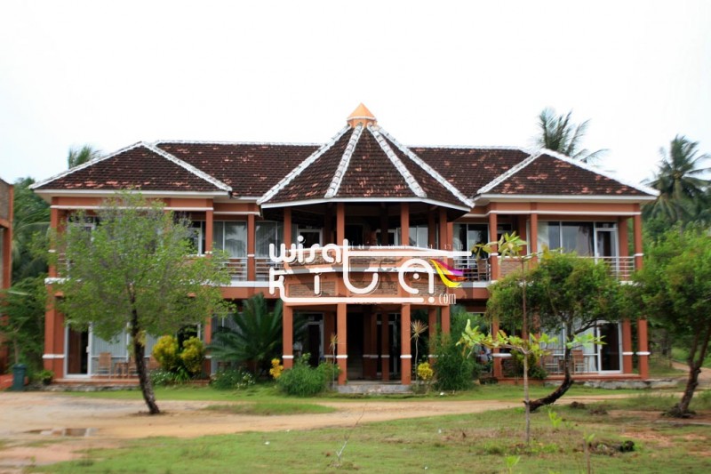 Hotel Escape Karimunjawa berada di pinggir pantai jaraknya sekitar 2 km dari kecamatan karimunjawa